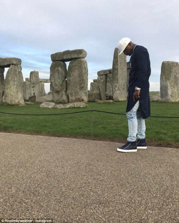 Ketika Floyd Mayweather Jr Merenung di Depan Stonehenge