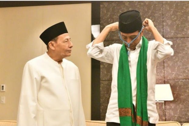 Jokowi Terima Hadiah Serban dari Mbah Moen dan Tasbih dari Habib Luthfi