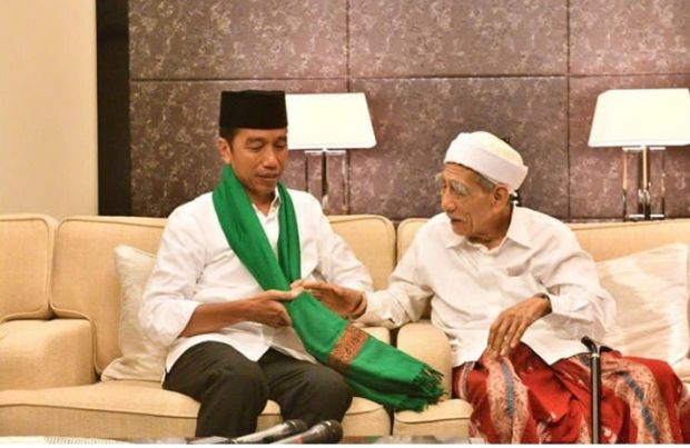 Jokowi Terima Hadiah Serban dari Mbah Moen dan Tasbih dari Habib Luthfi