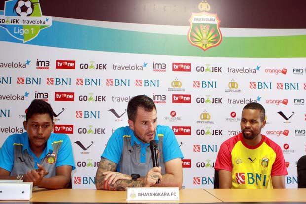 Pelatih Bhayangkara FC Simon McMenemy (tengah) dan Paulo Sergio (kanan) dalam jumpa pers jelang menjamu Persegres Gresik di Liga 1 2017 Minggu (7/5). (Foto/Bhayangkara FC)