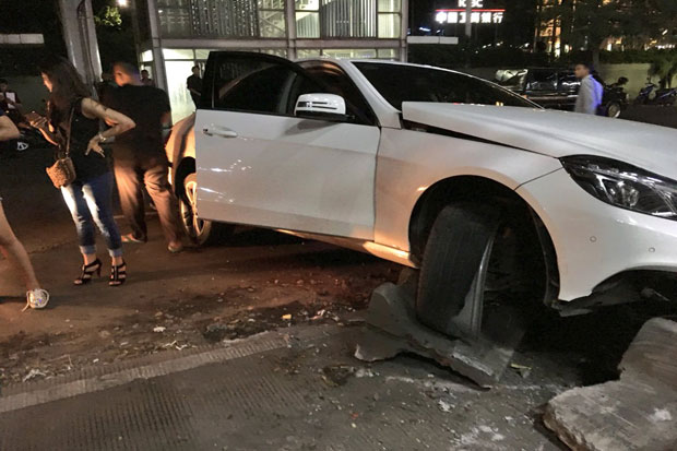 Mobil Mercy Dikemudikan Perempuan Cantik Tabrak Pembatas Busway di Tosari