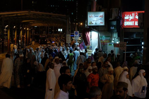 Menyusuri Kota Mekkah di Malam Bulan Ramadan