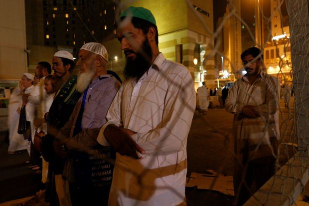 Menyusuri Kota Mekkah di Malam Bulan Ramadan