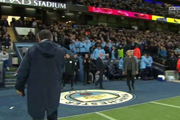 Sarri Melengos ketika Guardiola Ajak Bersalaman