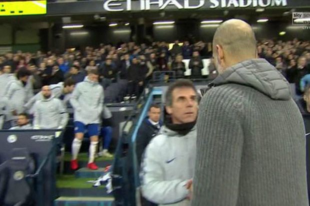 Sarri Melengos ketika Guardiola Ajak Bersalaman