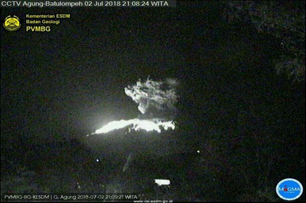 Gunung Agung Meletus, Semburkan Lava Pijar hingga 2 Km