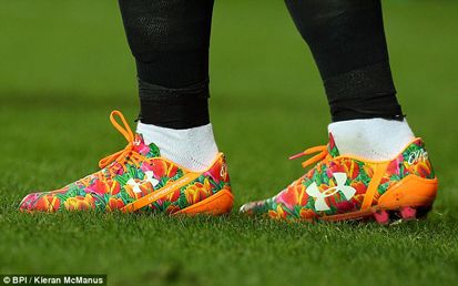 Enam Sepatu Bola Terunik yang Pernah Dipakai Pemain Dunia