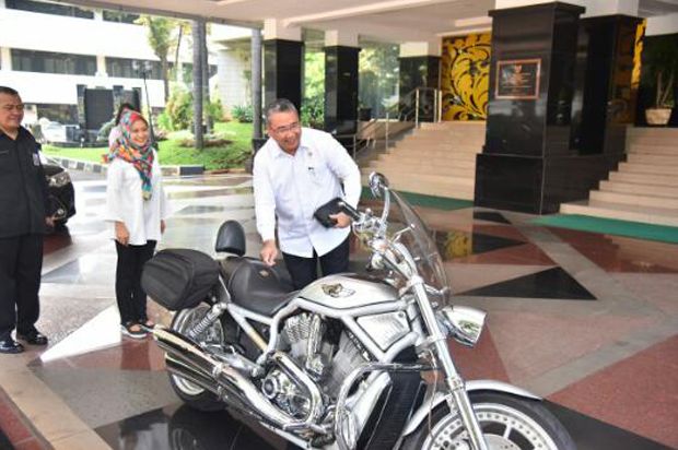 Ketularan Jokowi, Menteri Eko Naik Moge ke Kantor