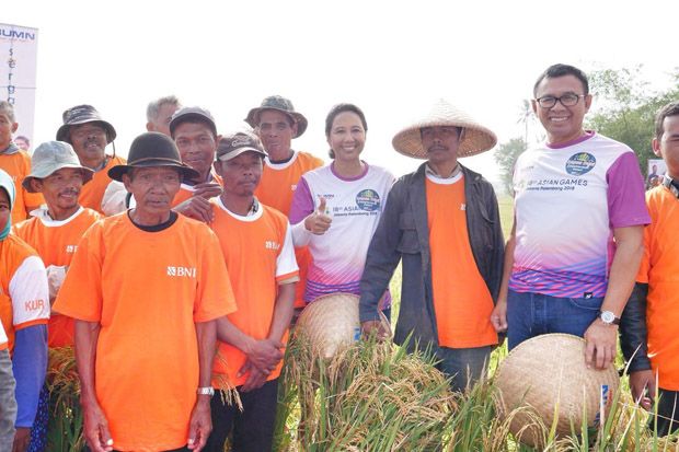 Menteri Rini Serap 4.700 Ton Gabah Petani di Garut