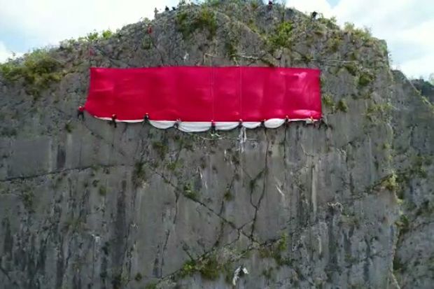 Kibarkan Merah Putih, Puluhan Mahasiswa Rela Bertarung Nyawa