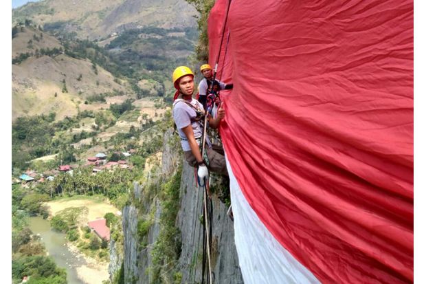 Kibarkan Merah Putih, Puluhan Mahasiswa Rela Bertarung Nyawa