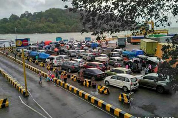 Penyeberangan Merak-Bakauheni Ditutup Sementara, Penumpang Pasrah