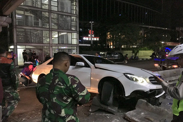Mobil Mercy Dikemudikan Perempuan Cantik Tabrak Pembatas Busway di Tosari