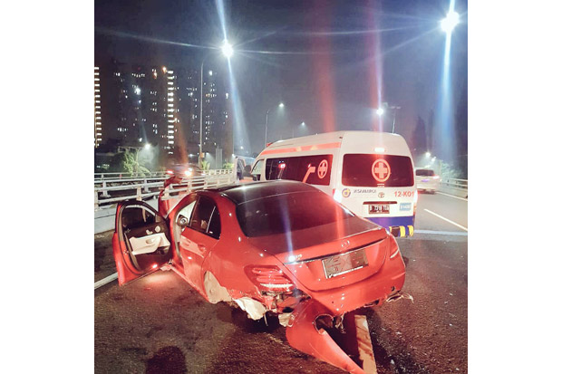 Mobil Mercy Ringsek Setelah Tabrak Guardrail di Jelambar