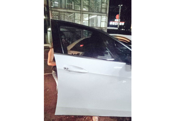 Mobil Mercy Dikemudikan Perempuan Cantik Tabrak Pembatas Busway di Tosari