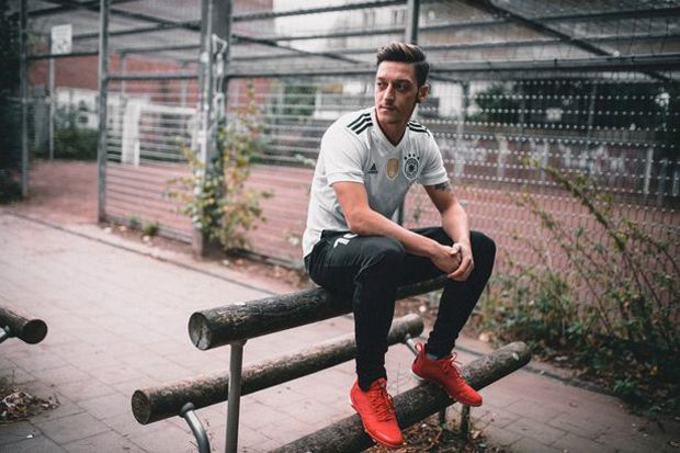 Adidas Gantikan Puma Suplai Jersey Arsenal?
