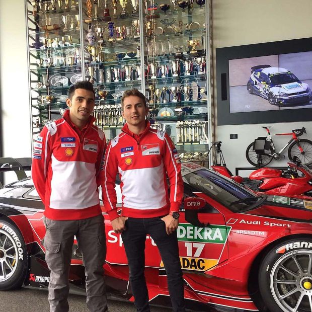 Michele Pirro (kiri) bersama Jorge Lorenzo di Museum Audi. (Foto-Pirrorider)