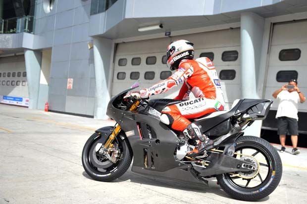 Michele Pirro beraksi pada hari pertama tes tertutup Ducati di Sirkuit Sepang Malaysia. (Foto-Ducati)