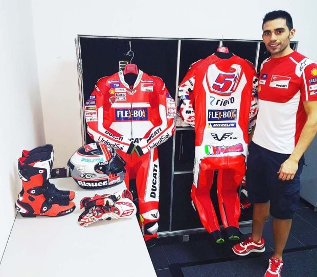 Michele Pirro siap dengan kostum baru Ducati di MotoGP 2017. (Foto-twimg)