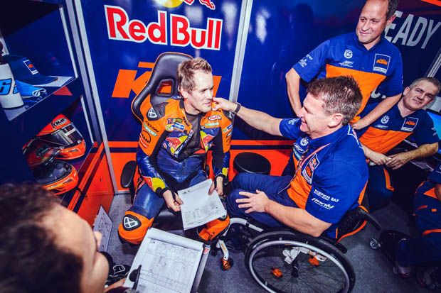 Mika Kallio di garasi tim KTM pada MotoGP Valencia 2016. (Foto-blog.ktm)