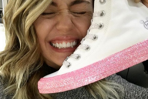 Rambah Dunia Bisnis, Miley Cyrus Perlihatkan Sneakers Trendi