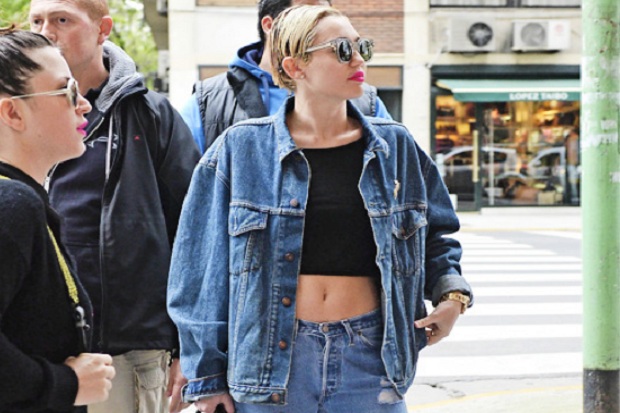 Gaya Manis Miley Cyrus