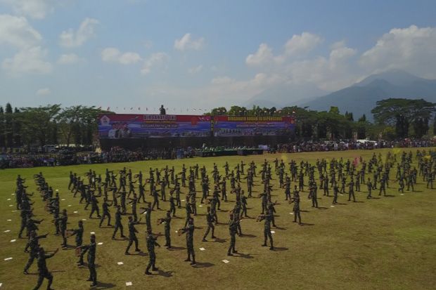 Warga Tempuh Ratusan Kilometer Demi Saksikan Aksi Bela Diri Militer