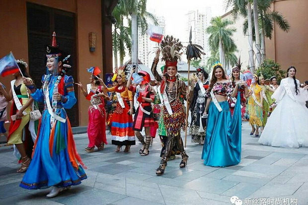 Ikuti Parade, Miss Indonesia Kenakan Kostum Tari Merak