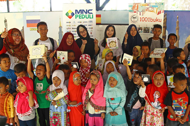 MNC Peduli Bagikan 100 Buku di Sekolah Alam Bantar Gebang Bekasi