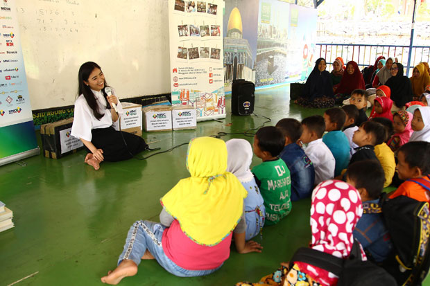 MNC Peduli Bagikan 100 Buku di Sekolah Alam Bantar Gebang Bekasi