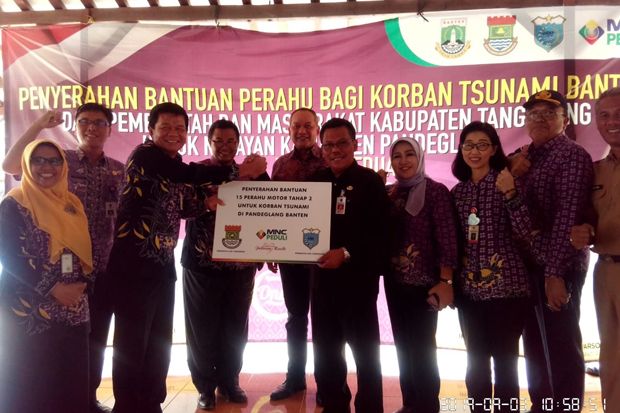 Pemkab Tangerang-MNC Peduli Serahkan Perahu ke Nelayan Korban Tsunami