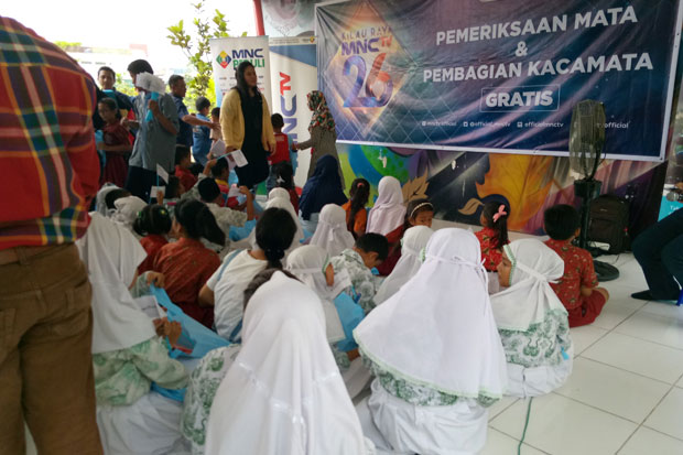 HUT Ke-26, MNCTV Bagikan Kacamata Gratis ke Anak-anak Tak Mampu