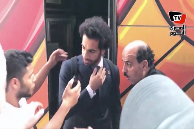 Salah Nyengir Kesakitan Penggemar Pijat Bahu yang Cedera