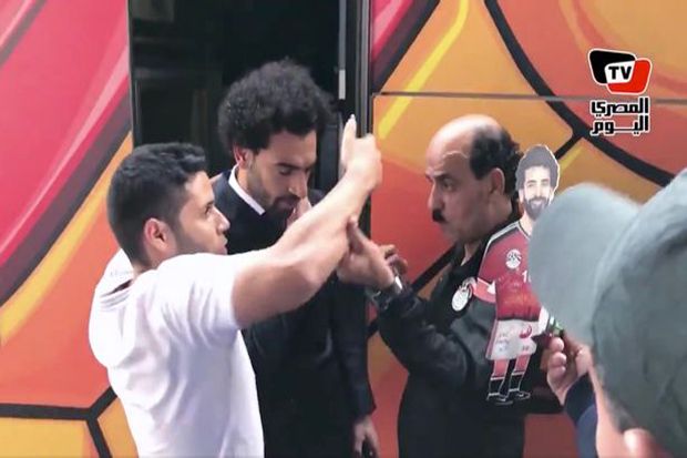 Salah Nyengir Kesakitan Penggemar Pijat Bahu yang Cedera