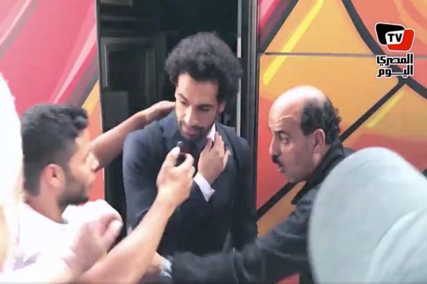 Salah Nyengir Kesakitan Penggemar Pijat Bahu yang Cedera