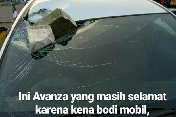Pengendara Calya Tewas Dilempari Batu dari JPO Tol Jakarta-Cikampek