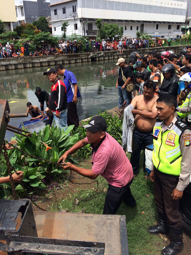 Diduga Sopir Mengantuk, Toyota Kijang Terjun Bebas ke Kali Angke