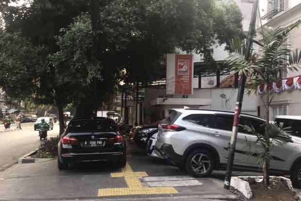 Trotoar Diserobot Mobil PSI, Koalisi Pejalan Kaki Sangat Kecewa