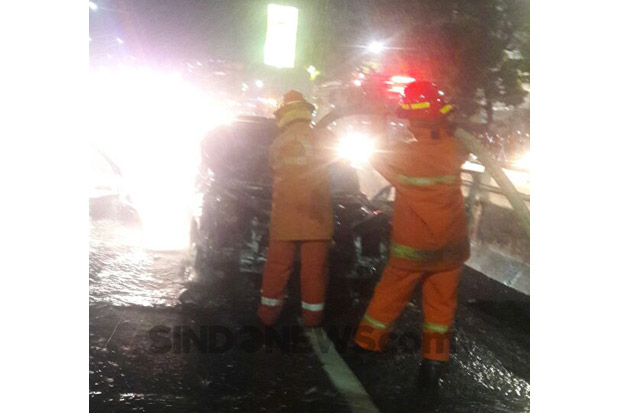 Mobil Terbakar di Tol Cawang Diduga Akibat Masalah di Pengapian