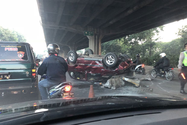 Tabrak Pembatas Jalan, Mobil Terbalik di Cempaka Putih