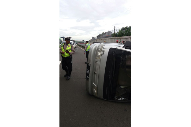 Kecelakaan Tunggal, Suzuki Carry Terguling di Tol Jagorawi