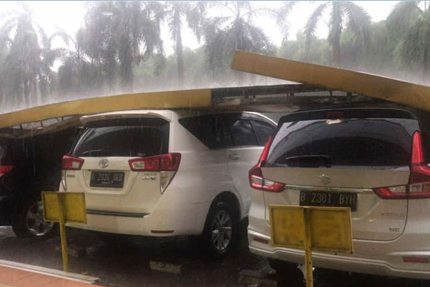 Angin Kencang Serang Kembangan, Puluhan Kendaraan Rusak Parah