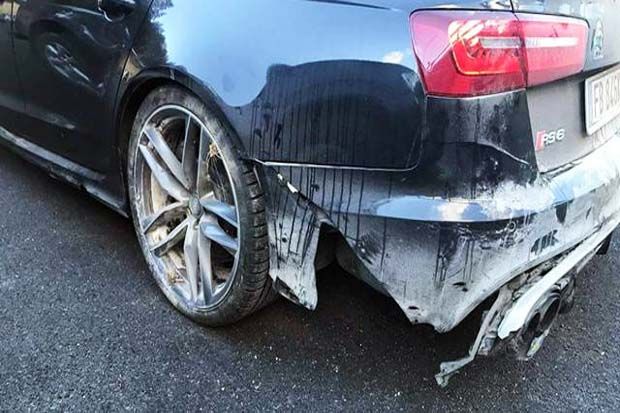 Mobil Audi milik Valentino Rossi yang rusak pada beberapa bagian usai kecelakaan. (Foto-Instagram)