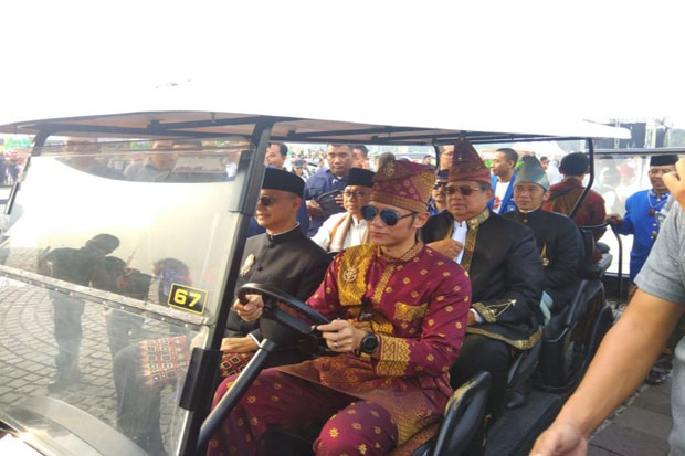 Karnaval Kampanye Damai, Jokowi dan Prabowo Jadi Sopir Mobil Golf