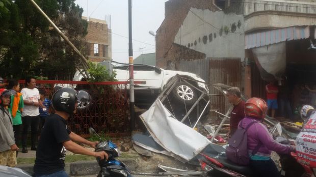 Pajero Sport Tabrak Pohon, 2 Penumpang Tewas 3 Luka