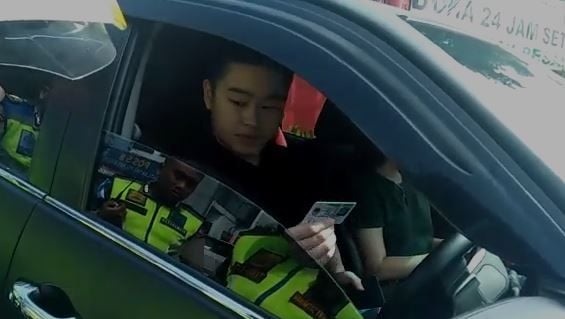 Video Mobil Dinas Polisi Dikemudikan Pelajar Ugal-ugalan di Puncak Viral