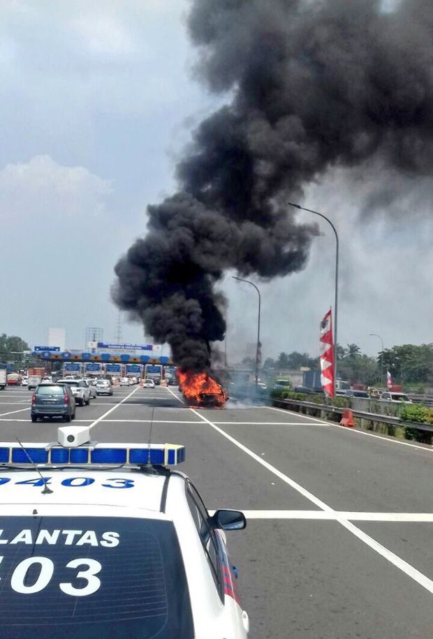 Range Rover Terbakar di Gardu Tol Cibubur, Lalin Tersendat