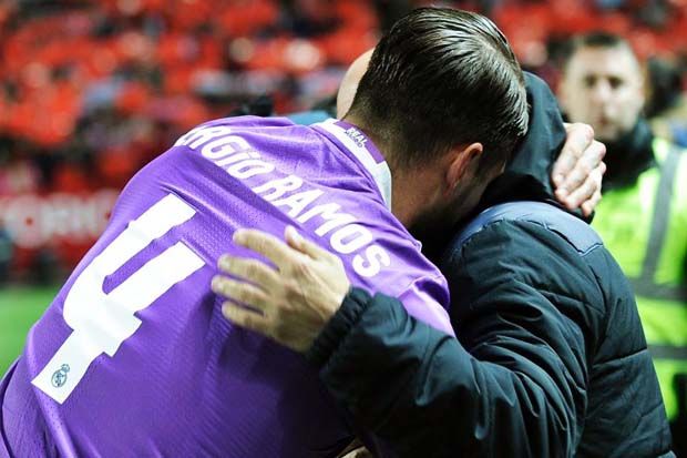 Momen Sergio Ramos membisikkan sesuatu ke telinga Jorge Sampaoli jelang laga Sevilla vs Madrid 15-1-2017. (Foto-Marca.es)