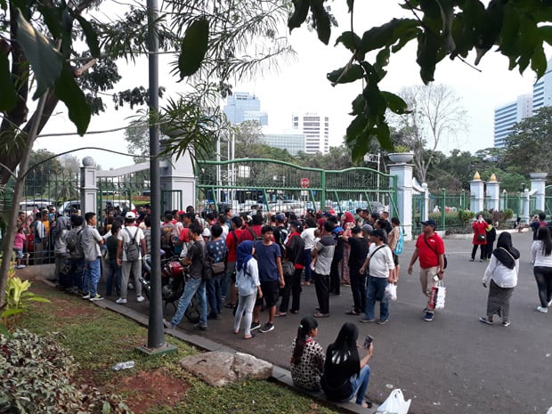 Makin Malam, Kawasan Monas Terus Dipadati Pengunjung