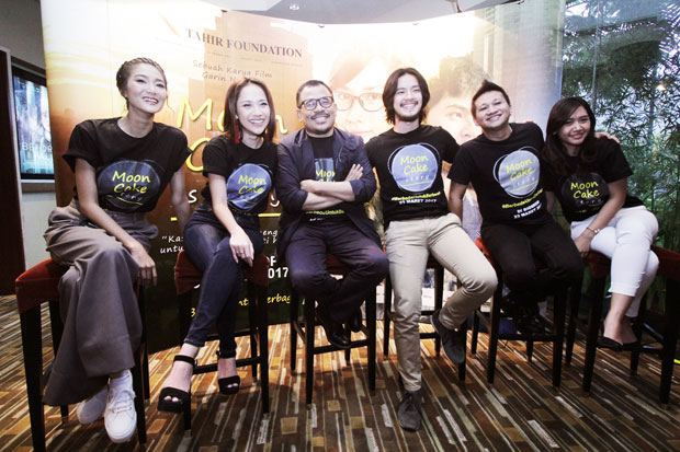 See Beautiful BCL in Middle Jakarta Slums